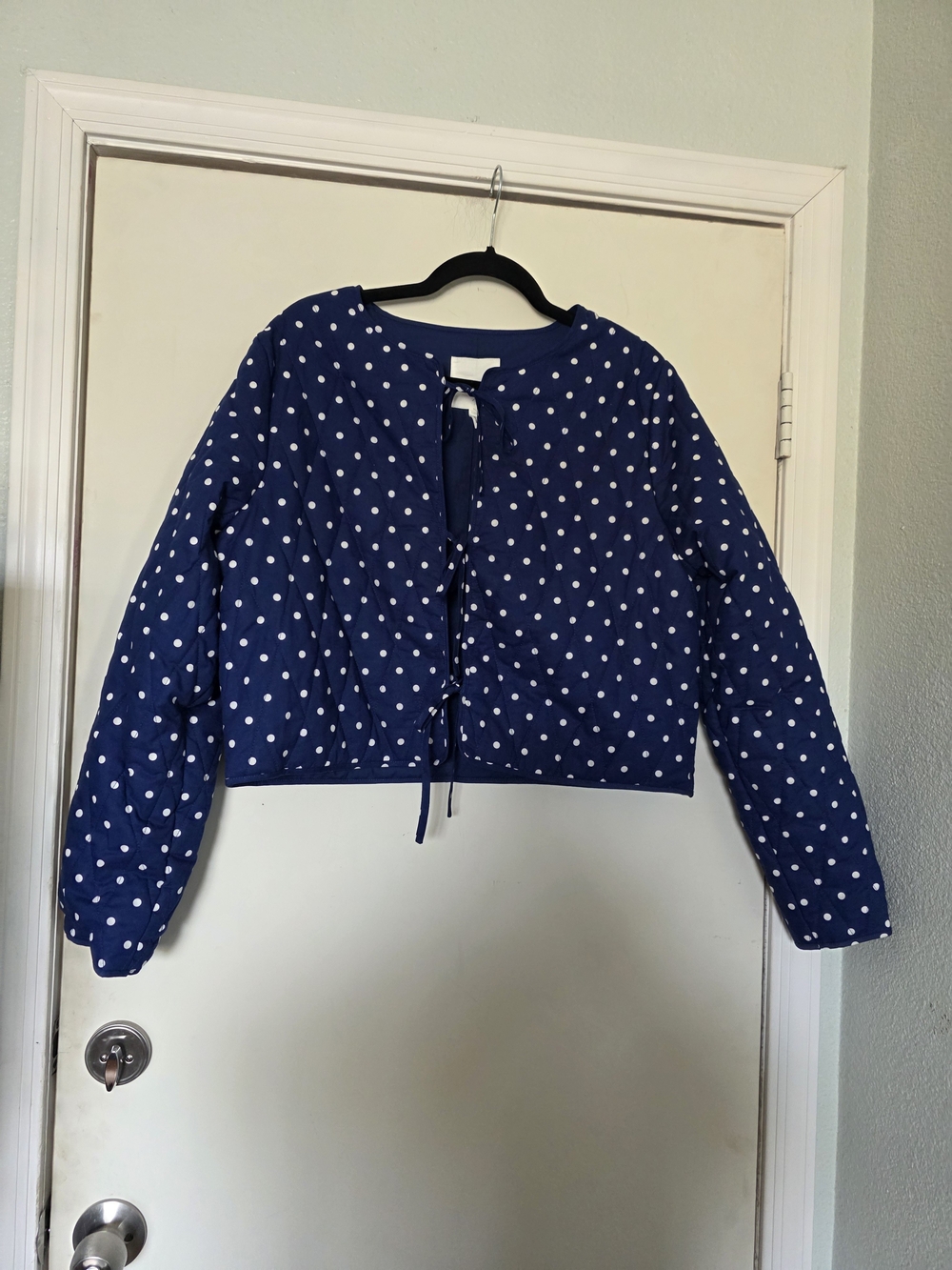 NWOT Avec Les Filles Navy Polka Dot Quilted Tie-Front Puffer Jacket